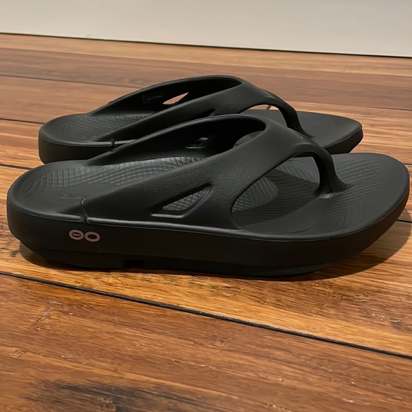 OOFOS. Black. Women 7/Men 5. Worn once. Excellent condition. Like new. - Picture 3 of 3
